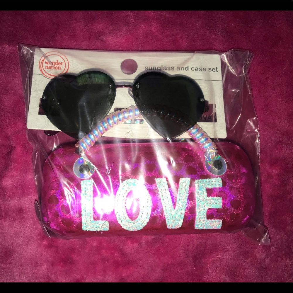 Women’s sunglasses and case set